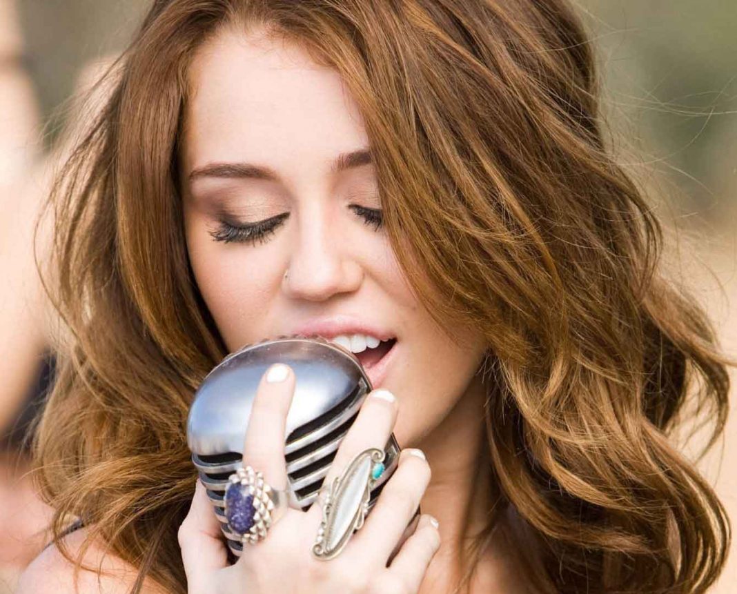 Miley Cyrus Biography - Age, DOB, Height, Albums, Songs, Family, etc