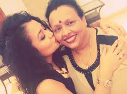 Neha kakkar with Mother