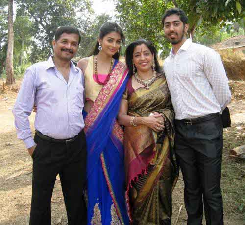 Pooja Hedge Family Pic